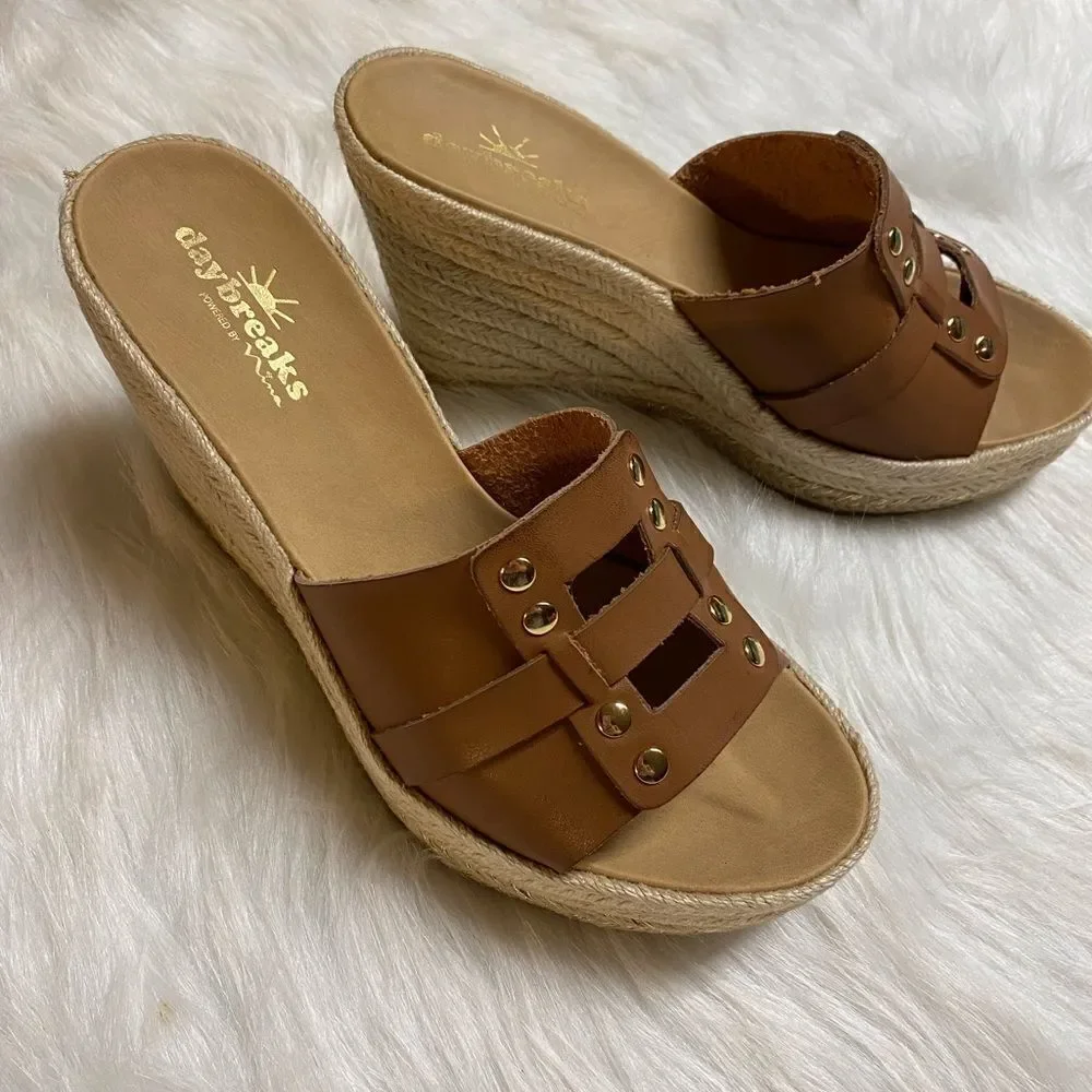 Daybreaks Platform Sandals Size 10M. Saddle Tan